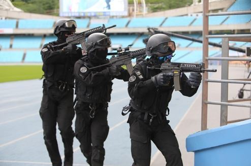 A rapid response team enters the site of a simulated terror attack at the World Cup stadium in Daegu, a southern city in South Korea, during a counterterrorism exercise on Aug. 22, 2017, in this photo provided by the Army. (Yonhap)