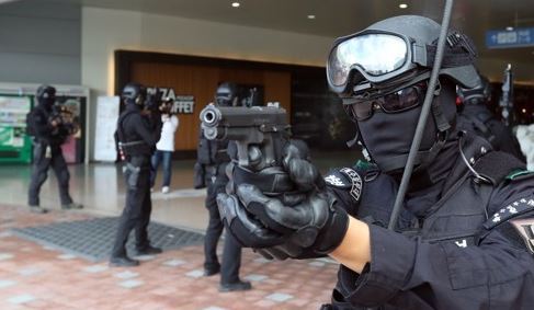 Anti-terror training is underway in Goyang, north of Seoul, on Aug. 21, 2017. (Yonhap)