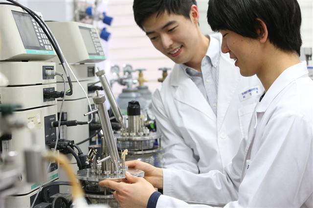 KAIST 생명화학공학과 김일두 교수팀 학생들이 날숨 속 가스를 측정해 질병을 조기진단할 수 있는 헬스케어 IoT 가스센서 관련 연구를 수행하고 있다.  [제공=KAIST]