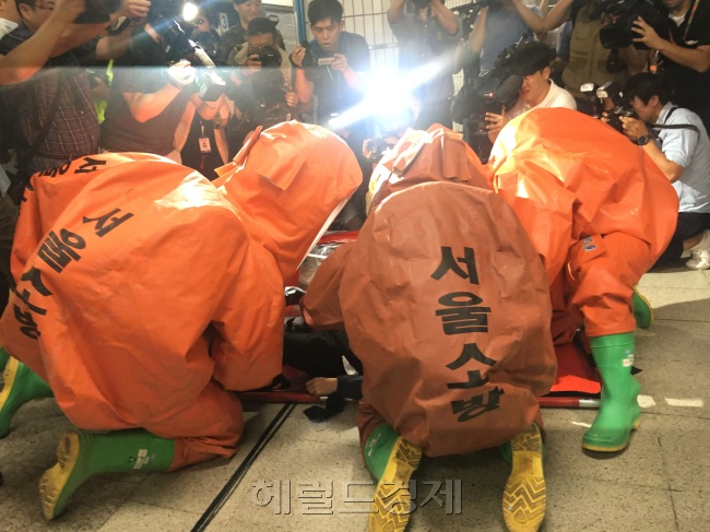 2017 을지연습 지하철테러대응 훈련에서 유독가스에 노출된 부상자를 보호하는 소방요원들. [사진=김유진 기자/kacew@heraldcorp.com]