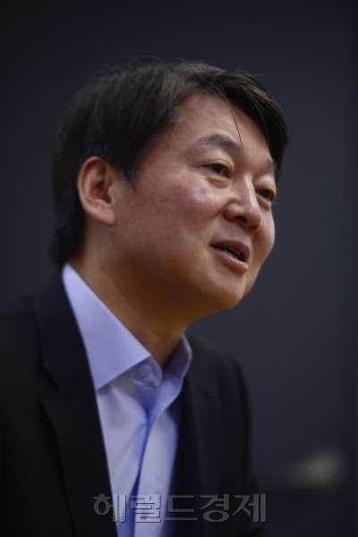 안철수 국민의당 전 대표가 22일 자신의 싱크탱크인 서울 마포구의 정책네트워크내일 사무소에서 헤럴드경제와의 인터뷰를 하고 있다. [사진=박해묵 기자/mook@heraldcorp.com]
