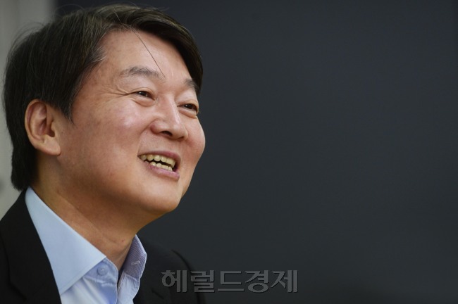 안철수 국민의당 전 대표가 22일 자신의 싱크탱크인 서울 마포구의 정책네트워크내일 사무소에서 헤럴드경제와의 인터뷰를 하고 있다. [사진=박해묵 기자/mook@heraldcorp.com]