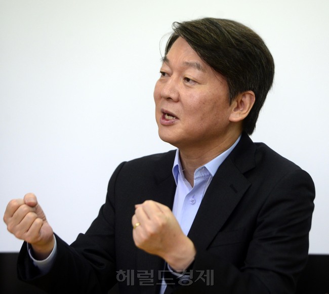 안철수 국민의당 전 대표가 22일 자신의 싱크탱크인 서울 마포구의 정책네트워크내일 사무소에서 헤럴드경제와의 인터뷰를 하고 있다. [사진=박해묵 기자/mook@heraldcorp.com]