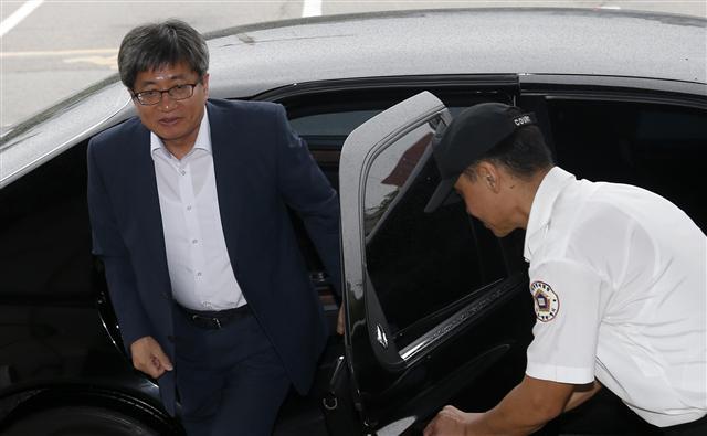 김명수 대법원장 후보자가 논문이나 여러 판결을 통해 정리해고를 반대하는 파업도 쟁의행위 대상으로 허용해야 한다는 입장을 보여온 것으로 나타나 기존 대법원의 보수 색채와 다른 면을 보여줄 것으로 전망된다. 김 후보자가 23일 오전 강원 춘천지법으로 출근하고 있다. [연합뉴스]
