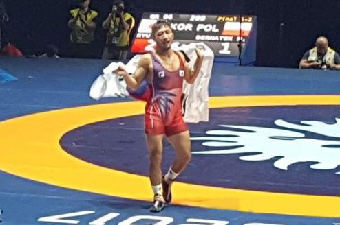 In this photo provided by the Korea Wrestling Federation, South Korean wrestler Ryu Han-su celebrates with the national flag after winning the men's Greco-Roman 66 kilograms competition at the 2017 World Wrestling Championships in Paris on Aug. 22, 2017. (Yonhap)