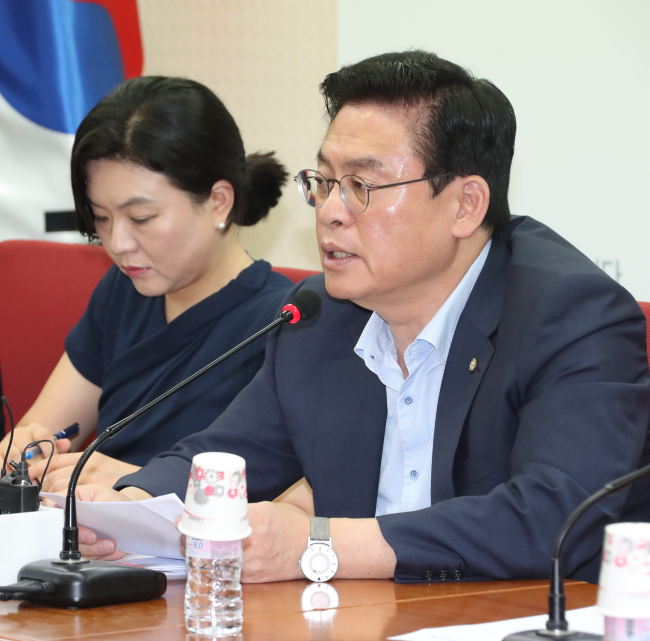 자유한국당 정우택 원내대표가 23일 오전 여의도 당사에서 열린 당대표 및 최고위원·중진 연석회의에서 발언하고 있다. [사진제공=연합뉴스]
자유한국당 정우택 원내대표가 23일 오전 여의도 당사에서 열린 당대표 및 최고위원·중진 연석회의에서 발언하고 있다. [사진제공=연합뉴스]