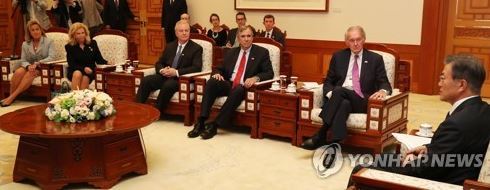 South Korean President Moon Jae-in (R) speaks to a group of visiting US lawmakers in a meeting held at his presidential office Cheong Wa Dae on Aug. 21, 2017. (Yonhap)