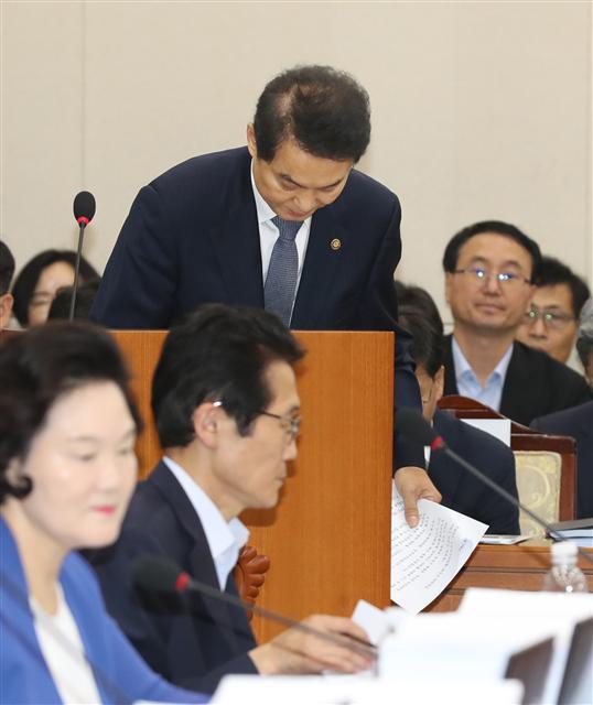 류영진 식품의약품안전처장이 23일 오전 국회 보건복지위원회 전체회의에서 제안설명을 마친 뒤 인사하고 있다. 류 처장은 이날 제안설명에 앞서 전날 상임위에서 적절치 못한 발언에 대해 사과했다. [연합뉴스]