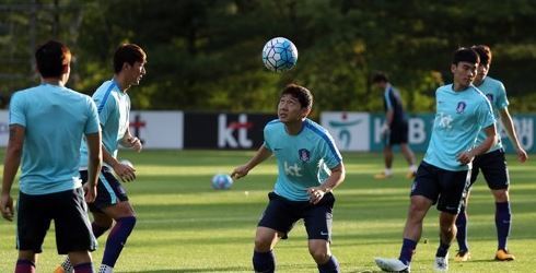 South Korea's national football team players practice at the National Football Center in Paju, north of Seoul, on Aug. 22, 2017. (Yonhap)