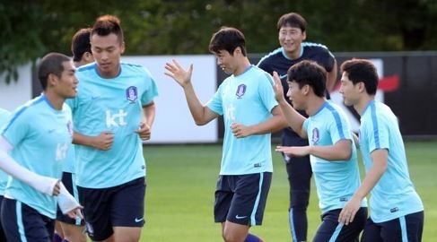 South Korea's national football team players practice at the National Football Center in Paju, north of Seoul, on Aug. 22, 2017. (Yonhap)