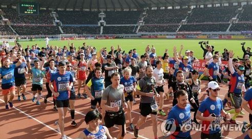 This file photo released by North Korea's KCNA on April 9, 2017, shows foreigners taking part in the 28th international marathon in Pyongyang. (For Use Only in the Republic of Korea. No Redistribution) (Yonhap)