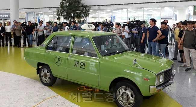 영화 ‘택시운전사’에 등장하는 택시모델이 광주광역시청 로비에 전시되고 있다. [사진=박대성 기자 / parkds@heraldcorp.com]