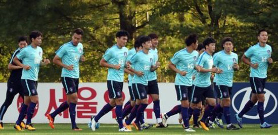 South Korea's national football team players train at the National Football Center in Paju, north of Seoul, on Aug. 22, 2017. (Yonhap)