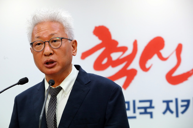 류석춘 자유한국당 혁신위원장이 23일 오전 서울 여의도 당사 기자실에서 2차 혁신안을 발표하고 있다.[사진제공=연합뉴스]
류석춘 자유한국당 혁신위원장이 23일 오전 서울 여의도 당사 기자실에서 2차 혁신안을 발표하고 있다.[사진제공=연합뉴스]
