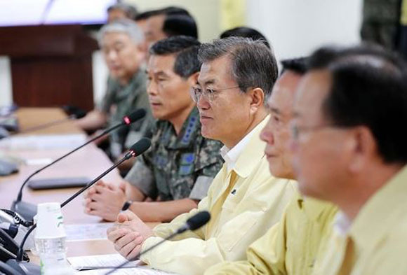 President Moon Jae-in (3rd from R) listens to a report from the military during his visit to the Wartime Command Center on Aug. 23, 2017. (Photo courtesy of Cheong Wa Dae)(Yonhap)
