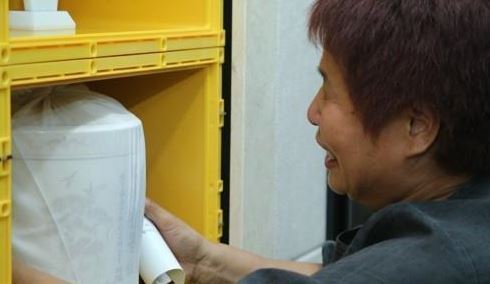 A family member weeps in front of an urn containing the remains of a former commando trained to infiltrate North Korea during a memorial service to enshrine the soldiers' remains at an Army facility in Byeokje near Seoul on Aug. 23, 2017. (Yonhap)