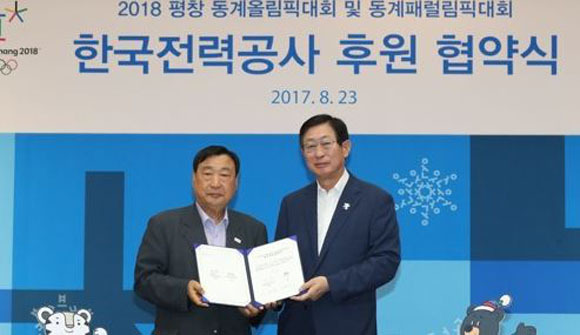 Lee Hee-beom (L), head of the 2018 PyeongChang Winter Olympics Organizing Committee, and Cho Hwan-eik, CEO of Korea Electric Power Corp., pose for pictures after KEPCO became a sponsor for PyeongChang 2018 during the signing ceremony in Seoul on Aug. 23, 2017. (Yonhap)