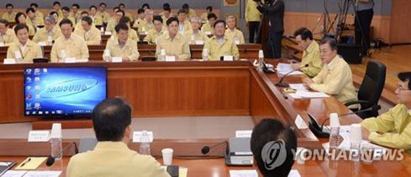 President Moon Jae-in (second from R) speaks in a policy briefing session held at the government complex in Seoul on Aug. 23, 2017, involving ministers and officials from the foreign and unification ministries. (Yonhap)