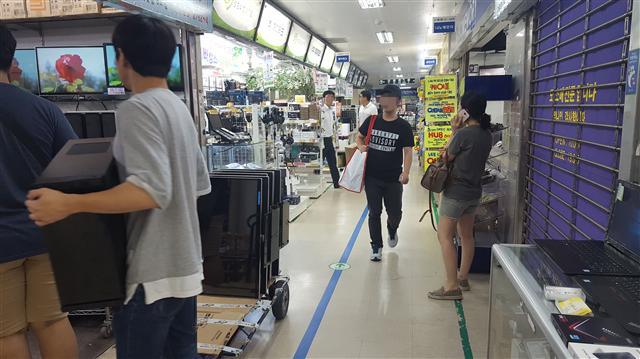 선인전자상가에 손님과 상인이 뒤섞여 지나고 있다.
글로벌창업센터 3층 카페에서 서울 거주 외국인 예비창업자들이 담소하며 교류하는 모습.