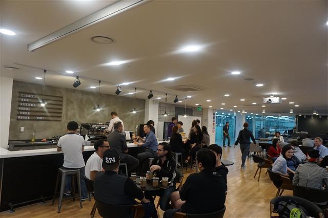 선인전자상가에 손님과 상인이 뒤섞여 지나고 있다.
글로벌창업센터 3층 카페에서 서울 거주 외국인 예비창업자들이 담소하며 교류하는 모습.
