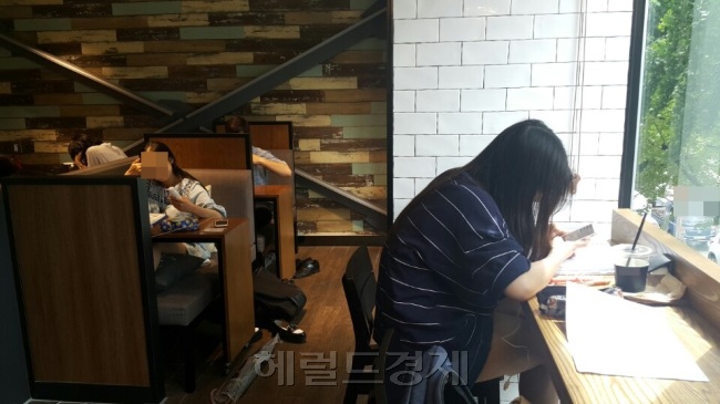 24일 오전 서울 종로구에 위치한 한 카페에서 공부중인 카공족의 모습. [사진=신동윤 기자/realbighead@heraldcorp.com]