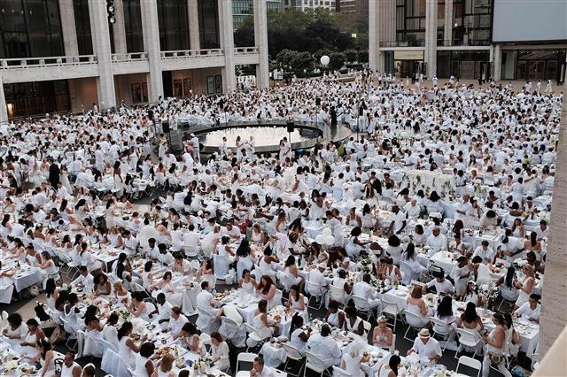 <YONHAP PHOTO-1337> NEW YORK, NY - AUGUST 22: Thousands of diners participate in the annual "Diner en Blanc" (Dinner in White) at Lincoln Center on August 22, 2017 in New York City. Diner en Blanc began in France nearly 30 years ago. Attendees all must wear white clothing and bring their own picnic food and white tables clothes. It's the second time the event, which is held in cities around the world, has been held at Lincoln Center. Spencer Platt/Getty Images/AFP == FOR NEWSPAPERS, INTERNET, TELCOS & TELEVISION USE ONLY ==/2017-08-23 08:55:57/ <저작권자 ⓒ 1980-2017 ㈜연합뉴스. 무단 전재 재배포 금지.>
