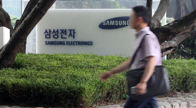‘뇌물공여 등’의 혐의로 12년 중형을 구형받은 이재용 삼성전자 부회장에 대한 1심 선고가 하루 앞으로 다가오면서 삼성그룹의 긴장도도 최고 수준으로 높아지고 있다. 사진은 삼성전자 사옥 모습.