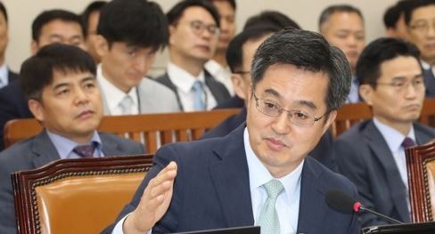 Finance Minister Kim Dong-yeon speaks during the parliamentary Special Committee on Budget and Accounts session on Aug. 23, 2017. (Yonhap)