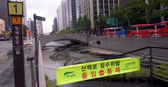 게릴라성 호우와 돌풍이 부는 날씨가 계속되고 있다. 24일  경기일원에 호우주의보가 내린 가운데 서울 청계천은 산책이 금지되었다.<br />정희조 기자/checho@heraldcorp.com  170824