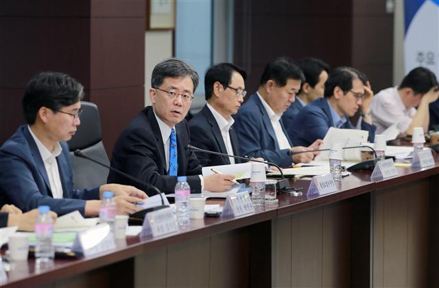 김현종(왼쪽 두번째) 산업통상자원부 통상교섭본부장이 24일 서울 종로구 무역보험공사 대회의실에서 열린 주요 업종 수출점검회의를 주재하고 있다.  [제공=산업통상자원부]