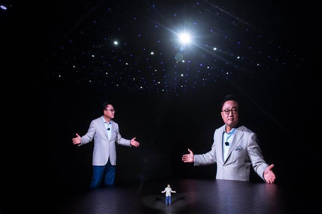 <YONHAP PHOTO-0284> NEW YORK, NY - AUGUST 23: DJ Koh, president of mobile communications business at Samsung, speaks about the new Samsung Galaxy Note8 smartphone during a launch event for the new product, August 23, 2017 in New York City. The Galaxy Note8 will be released in stores on September 15. The previous Galaxy Note 7 model had to be recalled due to self-combusting batteries. Drew Angerer/Getty Images/AFP == FOR NEWSPAPERS, INTERNET, TELCOS & TELEVISION USE ONLY ==/2017-08-24 01:50:34/ <저작권자 ⓒ 1980-2017 ㈜연합뉴스. 무단 전재 재배포 금지.>