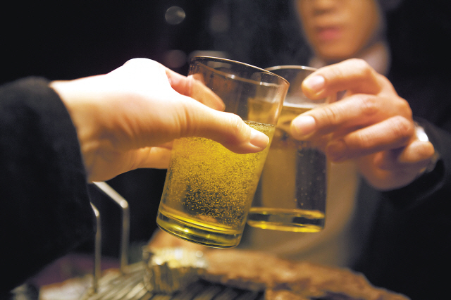 본격적인 가을이 시작된다는 ‘처서’가 오면서 야유회, 워크숍 등의 행사들이 줄을 잇고 직장인들의 술자리도 많아지고 있다. 간염, 간경변증, 간암으로 대표되는 간질환은 우리 사회와 가정을 이끄는 중추 세대로서 가장 왕성한 활동을 하는 40대 중년 남성을 집중적으로 괴롭히기 때문에  ‘중년남성의 공공의 적’이라 할 수 있다.