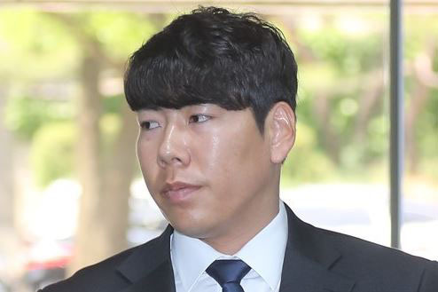 In this file photo taken on May 18, 2017, Pittsburgh Pirates infielder Kang Jung-ho enters the Seoul Central District Court for his appeals hearing over a drunk driving sentence. (Yonhap)