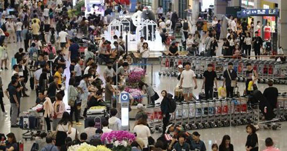 Holidaymakers pack the departure lounge of Incheon International Airport, west of Seoul, on Aug. 11, 2017, at the end of the summer vacation season. (Yonhap)