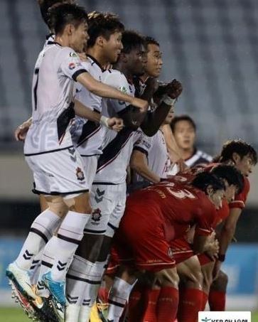 This photo provided by the K League shows the K League Challenge match between Bucheon FC and Gyeongnam FC on Aug. 19, 2017, at Bucheon Stadium in Bucheon, Gyeonggi Province. (Yonhap)