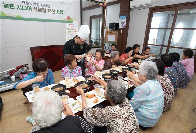 풀무원이 7월 첫 선을 보인 ‘시니어 식생활개선 사업’ 중 공동급식으로 운영되는 ‘마을밥상’에서 푸드머스 ‘소프트메이드’ 제품을 활용한 맞춤형 건강식단이 제공되고 있다.