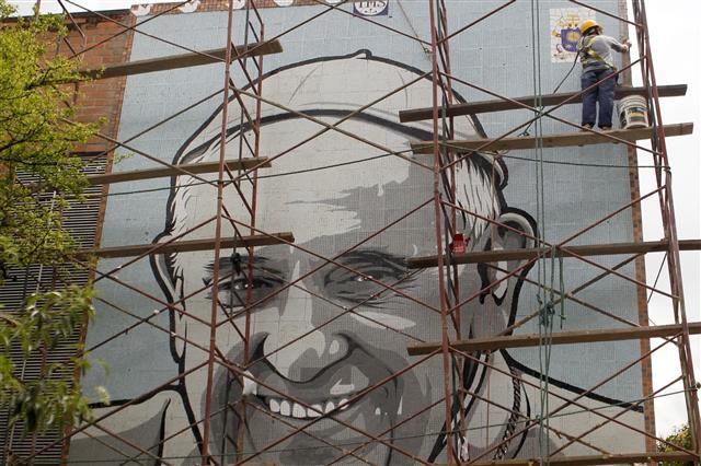 <YONHAP PHOTO-1610> epa06160924 A man works on a mosaic of 50 square meters with the face of Pope Francis, in the home San Jose, who will visit the Pope, in Medellin, Colombia, 24 August 2017. Pope Francis will make a four-day visit to Colombia, from 6 to 11 September. EPA/LUIS EDUARDO NORIEGA A./2017-08-25 05:32:04/ <저작권자 ⓒ 1980-2017 ㈜연합뉴스. 무단 전재 재배포 금지.>