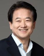 국민의당 당대표 선거에 나선 정동영 의원은 경쟁자인 안철수 전 대표가 서울시장 출마가능성을 열어두겠다고 밝힌 것과 관련 “당 대표가 된 후 사퇴하고 당에 비상대책위가 만들어져서 지방선거를 치르도록 하겠다는 것은 무책임의 극치”라고 비판했다. 안 전 대표의 ‘극중주의 노선’에 대해서는 “그때그때 최선의 선택을 하고, 놀이터의 시소를 탈때처럼 한번은 이쪽을 한번은 저쪽에 힘을 실어준다는 것인데 그렇게 방향성이 없어서는 어떻게 하나”고 비판했다. 바른정당과 선거 연대와 관련 “연대가 가능하다는 것이지, 지금 그것을 앞세우자는 것은 아니다”며 “지금은 자강론이 맞다”고 했다. 경쟁자인 다음은 일문일답.
▶안 대표 서울시장 차출론이 불거졌는데=안철수 전 대표가 서울시장, 부산시장 나오겠다는 것 아닌가. 당으로서는 고마운 일이다. 하지만 당대표 되고, (지방선거 후보로 나가기 위해) 사퇴하고, 비상대책위원회 만들고, 비대위가 지방선거 지휘하고, 있을 수 없는 일이다. 무책임의 극치다.
▶국민의당 지지율이 반등하지 않고 있다. 당 회생방안은?=국민의당이 강팀이 되지 못한 것은 불통, 무책임, 무능 세가지에 연유한다. 불통을 소통으로 바꿔야 한다. 비밀 패쇄주의가 아닌 개방주의여야 한다. 당이 공적인 체계가 아니라 소수 측근에 의해서 중요한 결정이 내려졌다. 당의 위원장이든 의원이든 전혀 소통이 이뤄지지 않았다. 그걸 개혁 해야한다. 또 책임성이 강한 정치를 해야 한다. 또 위기관리 능력에서 ‘유능’이 증명된다. 지난 대선 때 조작사건에 대한 대응은 무능의 극치였다.
▶바른정당과의 지방선거전 연대 가능성은?=지금은 당이 빈사(瀕死)일보 직전인데 당을 어떻게 살릴 것인가 문제다. 지금은 자강할 때다. 지난 총선은 자강론이 맞았다.선은 연대론이 맞았지만 거꾸로 갔다. 그리고 바른정당과의 선거 연대는 가능하다는 것이지, 지금 그것을 앞세우자는 것은 아니다. 선(先) 자강이다.
박병국 기자/cook@heraldcorp.com