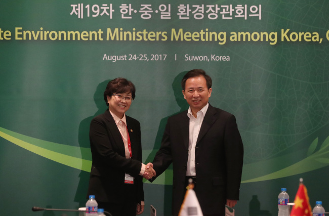 <YONHAP PHOTO-3832> 미소 짓는 한중 환경장관 (수원=연합뉴스) 권준우 기자 = 제19차 한·중·일 환경장관회의가 진행 중인 24일 오후 경기도 수원시 팔달구 라마다 프라자 수원 호텔에서 열린 한·중 양자회담에 배석한 김은경 환경부장관(왼쪽)과 리간제 중국 환경보호부 부장이 악수하고 있다. 2017.8.24 stop@yna.co.kr/2017-08-24 18:15:11/ <저작권자 ⓒ 1980-2017 ㈜연합뉴스. 무단 전재 재배포 금지.>
<YONHAP PHOTO-3832> 미소 짓는 한중 환경장관 (수원=연합뉴스) 권준우 기자 = 제19차 한·중·일 환경장관회의가 진행 중인 24일 오후 경기도 수원시 팔달구 라마다 프라자 수원 호텔에서 열린 한·중 양자회담에 배석한 김은경 환경부장관(왼쪽)과 리간제 중국 환경보호부 부장이 악수하고 있다. 2017.8.24 stop@yna.co.kr/2017-08-24 18:15:11/ <저작권자 ⓒ 1980-2017 ㈜연합뉴스. 무단 전재 재배포 금지.>