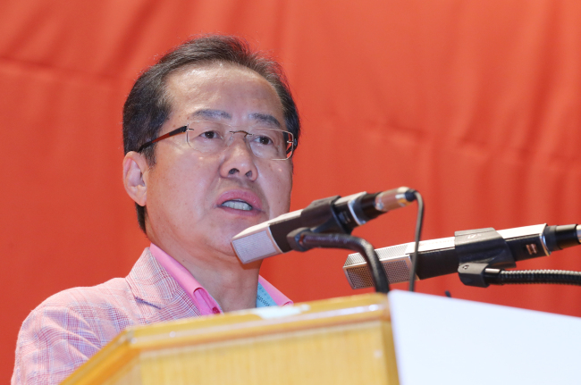 자유한국당 홍준표 대표가 지난 24일 오후 충남 천안시 우정공무원교육원에서 열린 제2차 국회의원 ㆍ당협위원장 연석회의에서 인사말을 하고 있다.[사진제공=연합뉴스]
자유한국당 홍준표 대표가 지난 24일 오후 충남 천안시 우정공무원교육원에서 열린 제2차 국회의원 ㆍ당협위원장 연석회의에서 인사말을 하고 있다.[사진제공=연합뉴스]