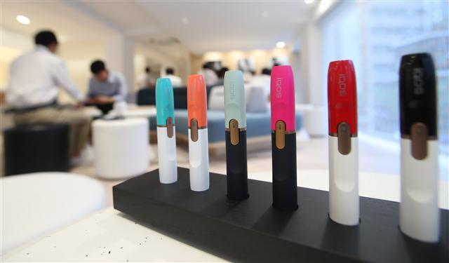 최근 선풍적인 인기를 끌고 있는 아이코스(IQOS), 글로(GLO) 등 궐련형 전자담배의 가격이 대폭 오를 전망이다. 현재 가격은 한 갑당 4000원대 초반으로 세금 인상분 등을 고려하면 5000원대가 될 것으로 보인다. 사진은 24일 서울 종로구 아이코스 스토어에 전시된 아이코스 홀더.   [연합뉴스]