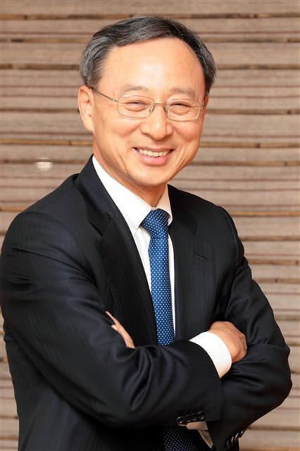 황창규<사진> KT 회장이 글로벌 제조사 노키아 회장을 만나 5세대 이동통신(5G) 협력 방안을 논의했다.
KT는 25일 서울 광화문 KT 이스트(EAST) 빌딩에서 황 회장과 라지브 수리 노키아 회장이 최고경영자(CEO) 미팅을 갖고 평창에서 선보일 5G 시범서비스를 비롯한 차세대 네트워크 기술 협력 방안에 대해 논의했다고 밝혔다.
두 회사는 지난 2015년부터 글로벌 제조사들과 ‘5G 규격 협의체’를 결성해 ‘평창 5G 규격’을 제정하고 장비를 개발하는 등 협력해왔다.
이날 미팅에서는 오는 10월부터 본격적인 인프라 구축이 시작되는 평창 5G 시범 서비스의 핵심기술과 5G 네트워크 구축 노하우를 새로운 5G 기술 개발에 활용하는 방안을 논의했다. 또, 그동안 준비해온 두 회사의 상세한 5G 상용화 계획을 공유했다.
아울러 두 회사는 차세대 무선 접속 기술 NR(New Radio) 기반 5G 상용화 일정을 앞당기기 위해 평창 5G 시범 서비스 이후에도 5G 규격 협의체의 결속력을 강화하는 방안을 논의했다.
향후 3GPP 등 글로벌 단체에서 표준화 활동 시 핵심(코어) 네트워크 기술 개발을 위한 새로운 분과(Working Group)를 구성하자고 약속했다.
황창규 회장은 “KT는 2015년 5G 비전을 발표한 이래 평창에서 5G 시범 서비스를 완성하기 위해 5G 기술 분야를 선도하고 협력을 이끌어 왔다”며 “국내외 주요 제조사, 중소기업과 협업해 세계 최초 5G를 상용화하고 대한민국이 5G 생태계를 선도할 수 있도록 지속 노력할 것”이라고 말했다.
SK텔레콤도 라지브 수리 회장을 만나 5G 시범서비스와 기술 협력 방안을 논의했다. SK텔레콤의 경우 박정호 사장의 일정이 맞지 않아 강종렬 SK텔레콤 인프라부문장이 대신 미팅을 진행했다.
SK텔레콤은 노키아와 5G 시대 핵심기술로 주목받는 대용량 다중 안테나와 초고주파 기술, 양자암호 통신 기술 개발 협력도 가속화하기로 했다. 두 회사는 지난 2월 스페인 바르셀로나에서 열린 모바일월드콩그레스(MWC) 2017에서 ‘양자암호통신’ 협력 계약을 체결했다.
정윤희 기자/yuni@heraldcorp.com