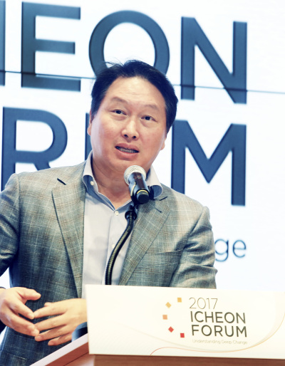 제1회 이천포럼이 지난 21일부터 나흘간 진행된 가운데, 24일 SKMS연구소에서 최태원 회장이 이천포럼의 성과의 의미, 향후 운영방향 등에 관해 발언하고 있다. [사진제공=SK]