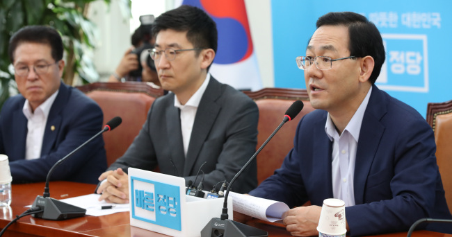 바른정당 주호영 원내대표가 25일 오전 국회에서 열린 원내대책회의에서 발언을 하고 있다. 왼쪽부터 정운천 최고위원, 김세연 정책위의장, 주호영 원내대표.[사진제공=연합뉴스]
바른정당 주호영 원내대표가 25일 오전 국회에서 열린 원내대책회의에서 발언을 하고 있다. 왼쪽부터 정운천 최고위원, 김세연 정책위의장, 주호영 원내대표.[사진제공=연합뉴스]