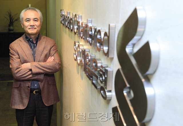 제일은행이 외환위기를 겪으면서 영국에 매각된 후, 한국인으로는 처음으로 SC제일은행장에 오른 박종복씨.그는 100세시대를 맞아 자산가들뿐 아니라 일반 중산층 고객들도 자산관리가 필요하다는 철학을 갖고있다. 이상섭 기자/babtong@heraldcorp.com