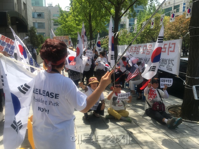 25일 삼성 이재용 부회장의 선고공판이 열리는 대법원앞에서 정당시민단체들이 유무죄를 주장하는 집회를 갖고 있다. [사진=정희조 기자/checho@heraldcorp.com]