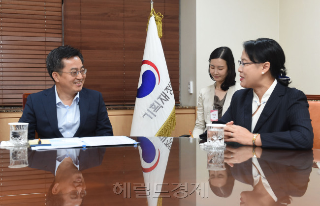아세안+3 거시경제조사기구인 AMRO가 올해 한국경제 성장률을 2.9%로 예상했다. 사진은 김동연 부총리 겸 기획재정부 장관이 지난 24일 서울 광화문 정부서울청사에서 준홍 창 AMRO 소장과 면담하고 있는 모습. [헤럴드경제DB]