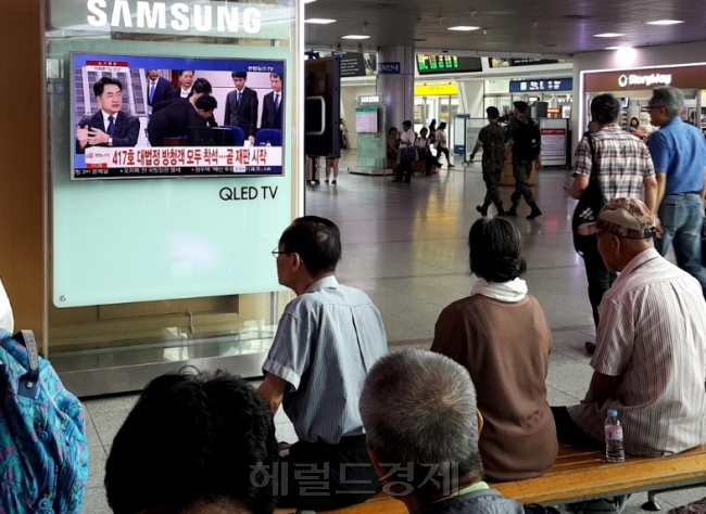 25일 오후 진행된 이재용 삼성전자 부회장 선고 결과에 시민들의 관심이 쏟아졌다. 서울역 2층 대합실 TV 앞에 모여 선고 결과를 보는 시민들 [사진=정세희 기자/say@heraldcorp.com]