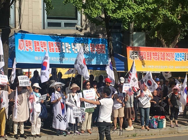 25일 이재용 삼성전자 부회장 선고 공판이 있었던 서울중앙지법 앞 도로에선 친박단체 회원들이 이 부회장의 무죄를 주장했지만 징역 5년 선고 소식이 전해지자 오열했다. [사진=김유진 기자/kacew@heraldcorp.com]