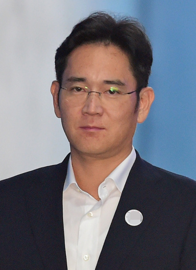 이재용 삼성전자 부회장이 25일 오후 서울 서초구 서울중앙지법에서 열리는 선고 공판에 출석하기 위해 호송차에서 내려 법정으로 향하고 있다. [사진제공=연합뉴스]